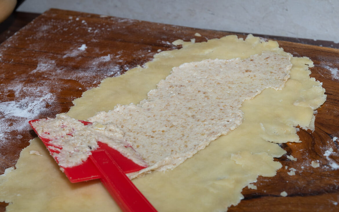 Ausgerollter Teif für Burgenländer Kipferl mit Füllung - Rolled out dough for Burgenland Kipferl with filling