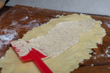 Ausgerollter Teif für Burgenländer Kipferl mit Füllung - Rolled out dough for Burgenland Kipferl with filling