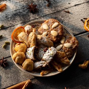 Ein Teller mit Plätzchen und Gewürzen im Hintergrund - A plate with Christmas cookies and spices in the background