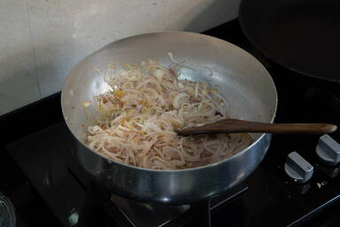 Glasige Zwiebeln für Hähnchencurry auf dem Herd - Translucent onions für khozi curry on the stove