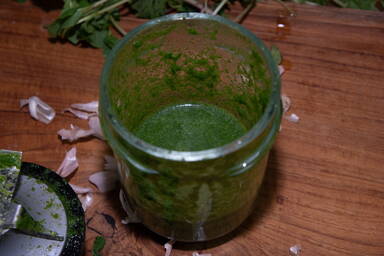 Grünes Chutney nach dem pürieren - Green chutney after blending