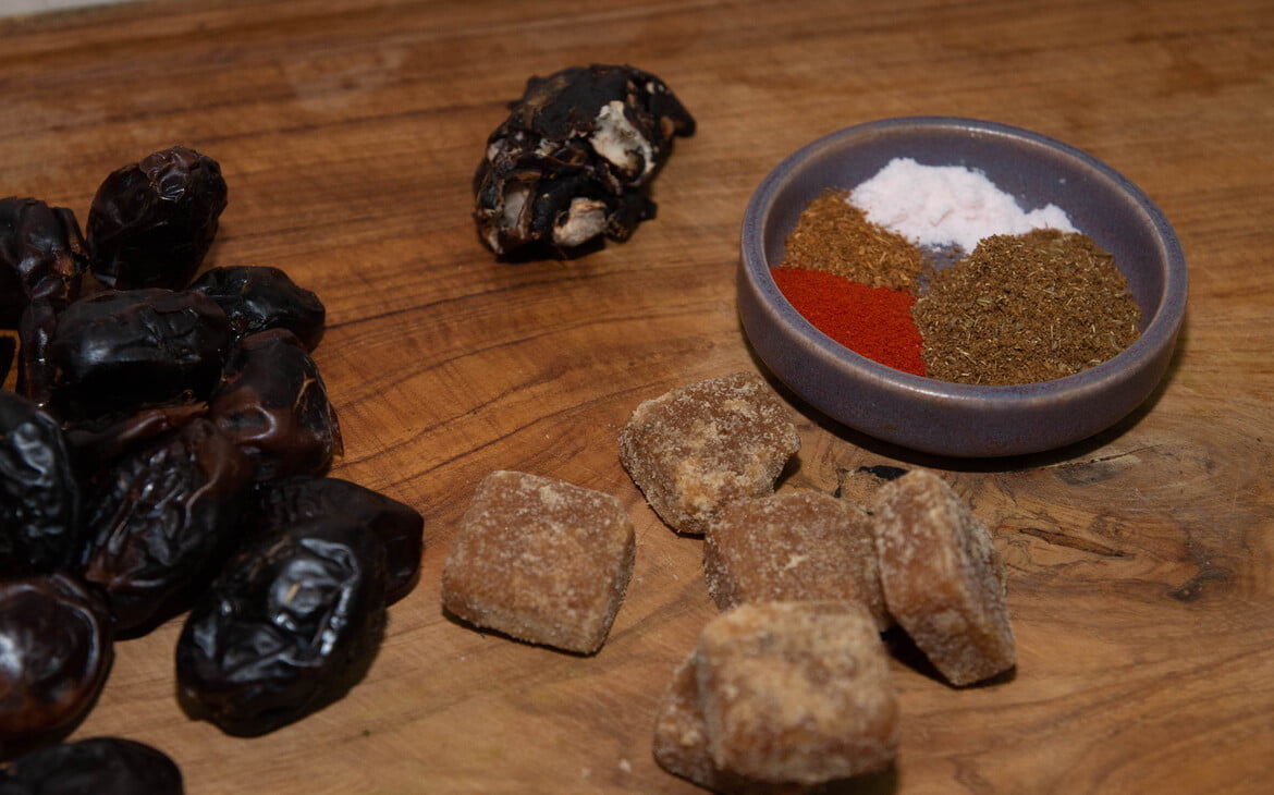 Zutaten für indisches süßes Chutney auf einem Schneidebrett aus Holz - Ingredients for Indian sweet chutney on a wooden chopping board