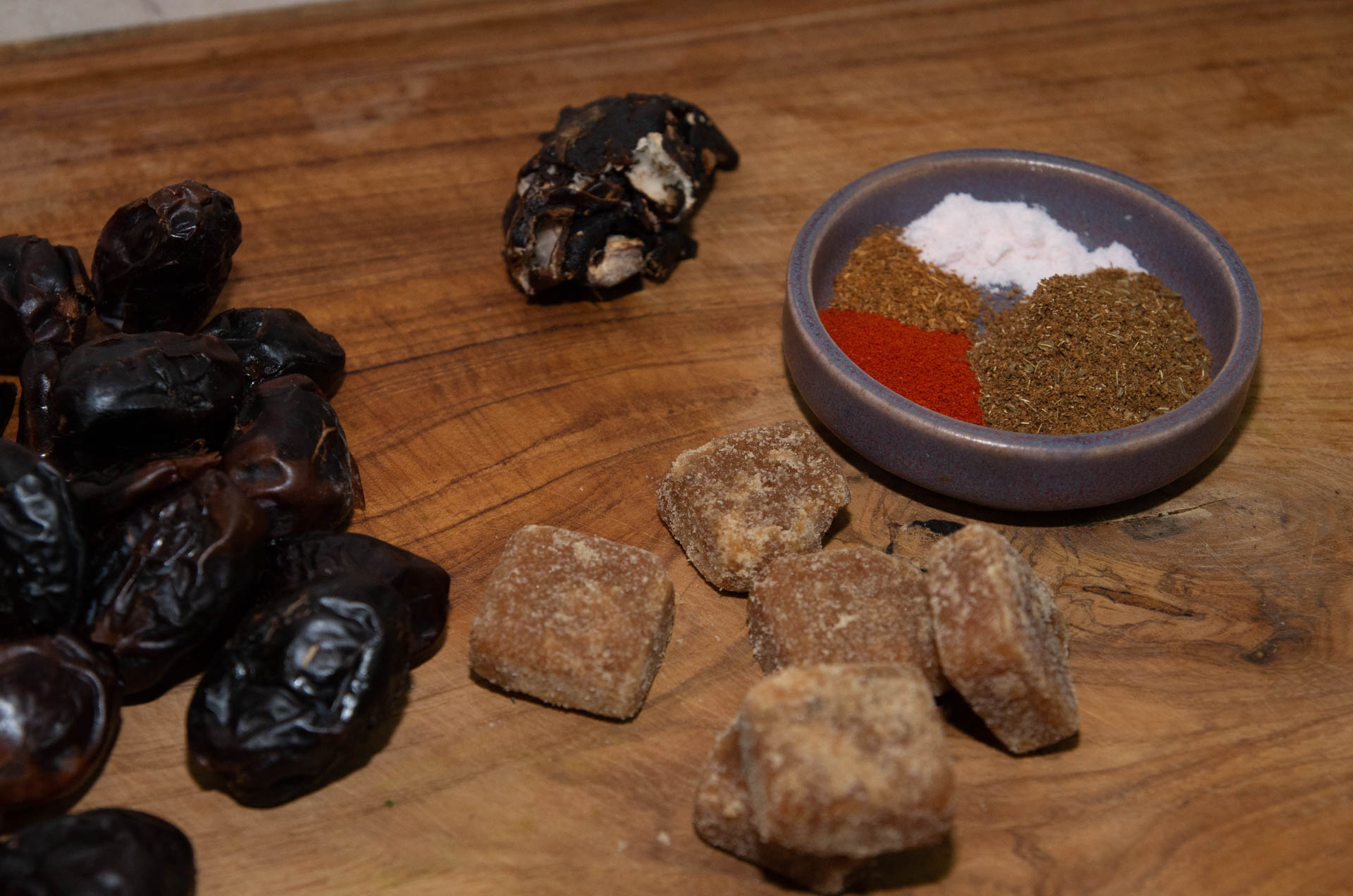 Zutaten für indisches süßes Chutney auf einem Schneidebrett aus Holz - Ingredients for Indian sweet chutney on a wooden chopping board