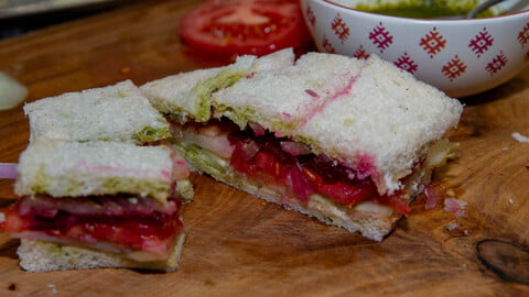 Mumbai veg sandwiches - geschnitten auf einem Küchenbrett - Mumbai vegetable sandwiches - cut on a chopping board