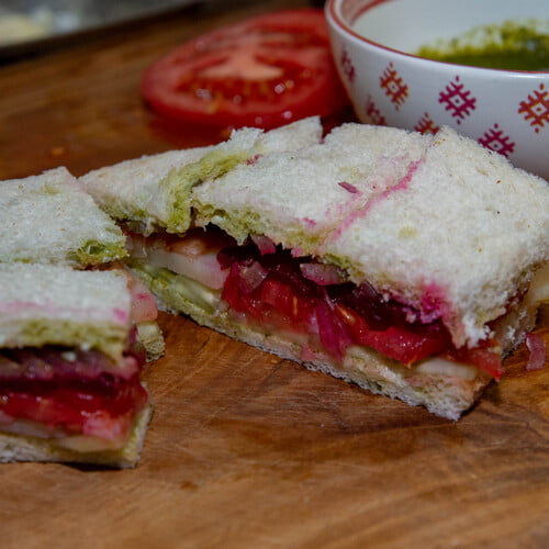 Mumbai veg sandwiches - geschnitten auf einem Küchenbrett - Mumbai vegetable sandwiches - cut on a chopping board