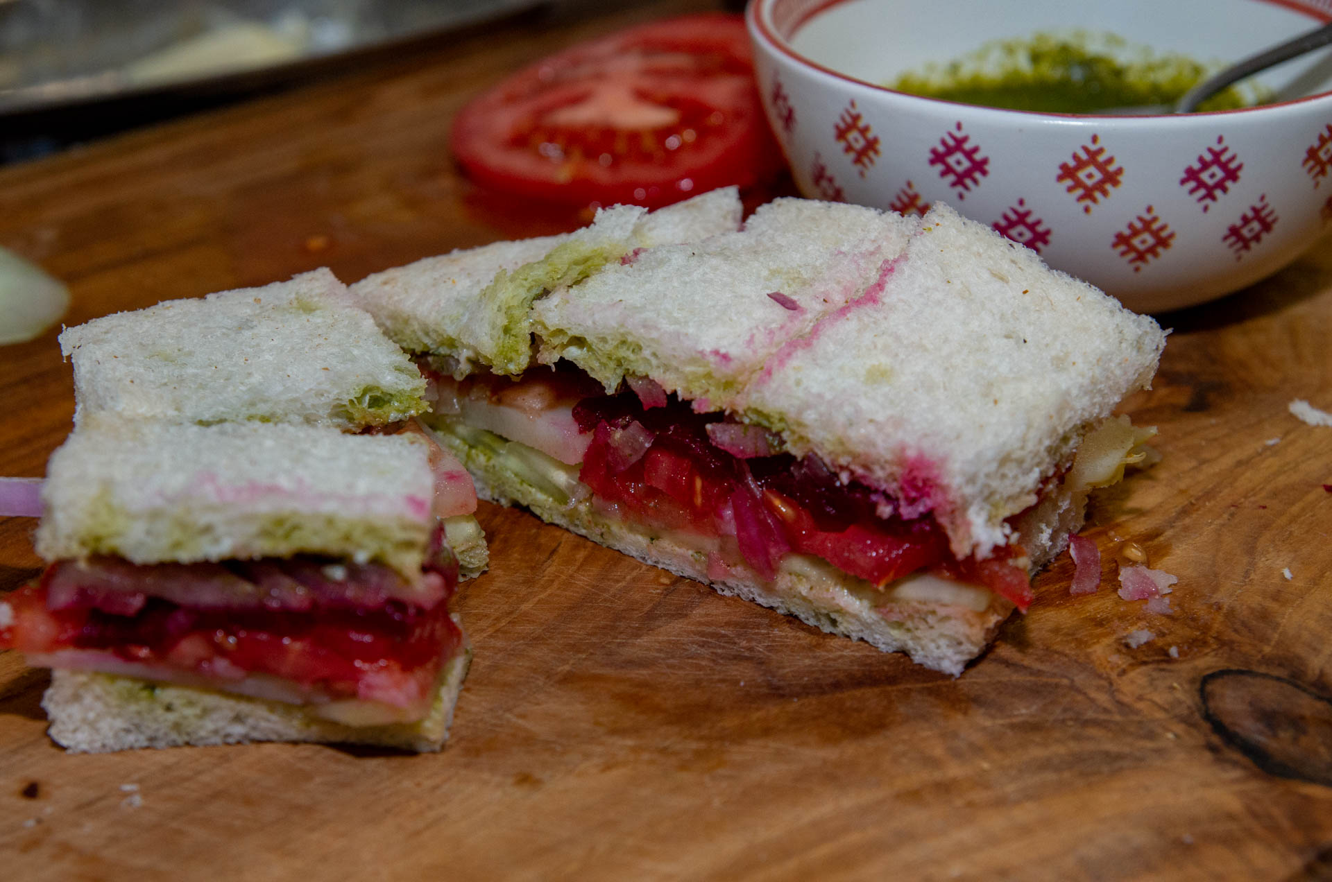 Mumbai veg sandwiches - geschnitten auf einem Küchenbrett - Mumbai vegetable sandwiches - cut on a chopping board