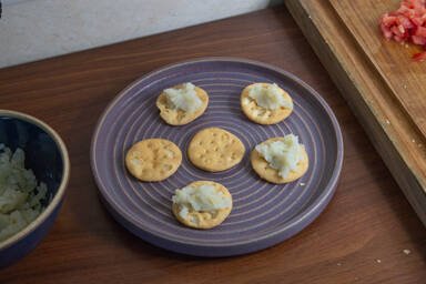 Zerdrückte Kartoffel auf Puris für Sev Puri - Mashed potato on puris for sev puri