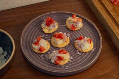 Kartoffeln, Zwiebeln und Tomate auf Puris für Sev Puri - Potato, onion and tomato on puris for sev puri