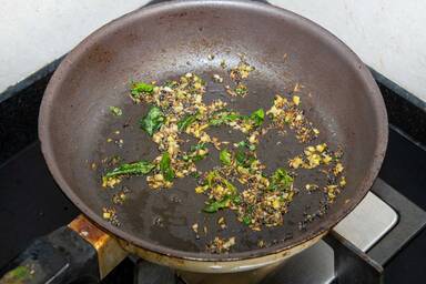 Fertige Baghar in der Pfanne - Cooked baghar in the pan