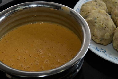 Ausbackteig für Batata Vadas in einer Schüssel - Gram flour batter for batata vada in a bowl