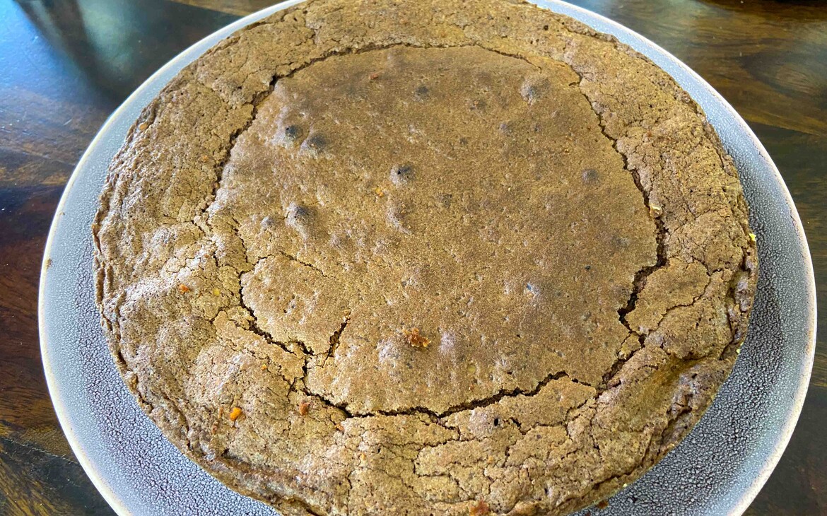 Fertig gebackener Schokoladenkuchen vor dem Dekorieren - Finished chocolate cake before decorating